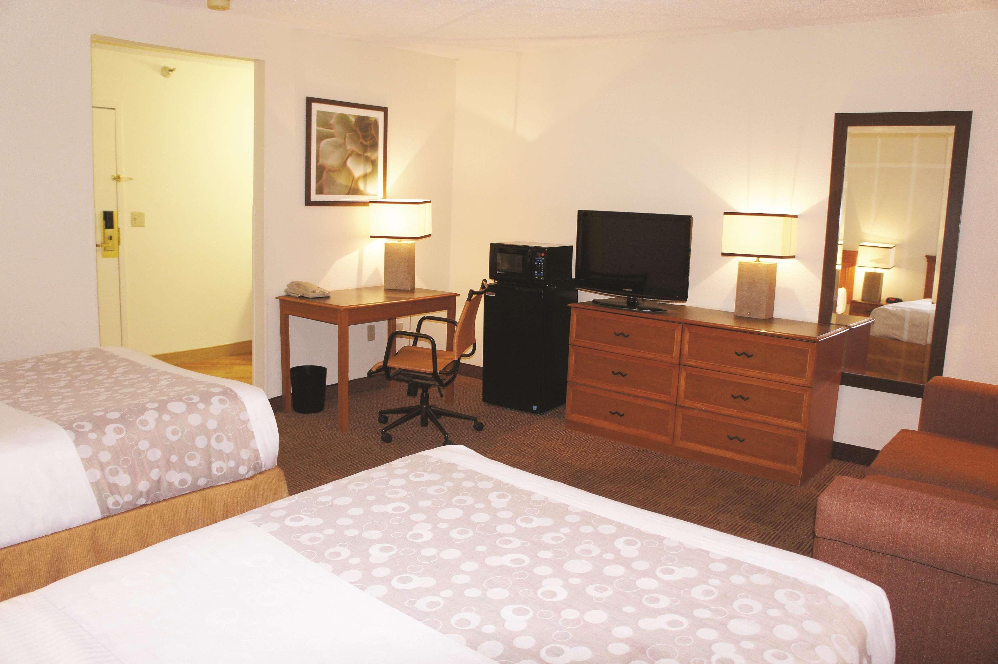 נורת' קנזס סיטי La Quinta Inn By Wyndham Kansas City North מראה חיצוני תמונה
